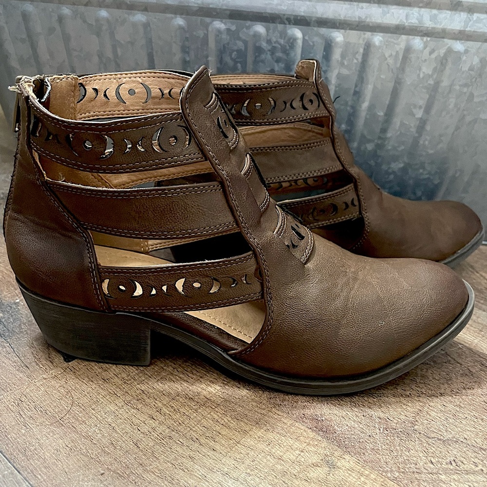 (SOLD) REPORT Female Ankle Booties